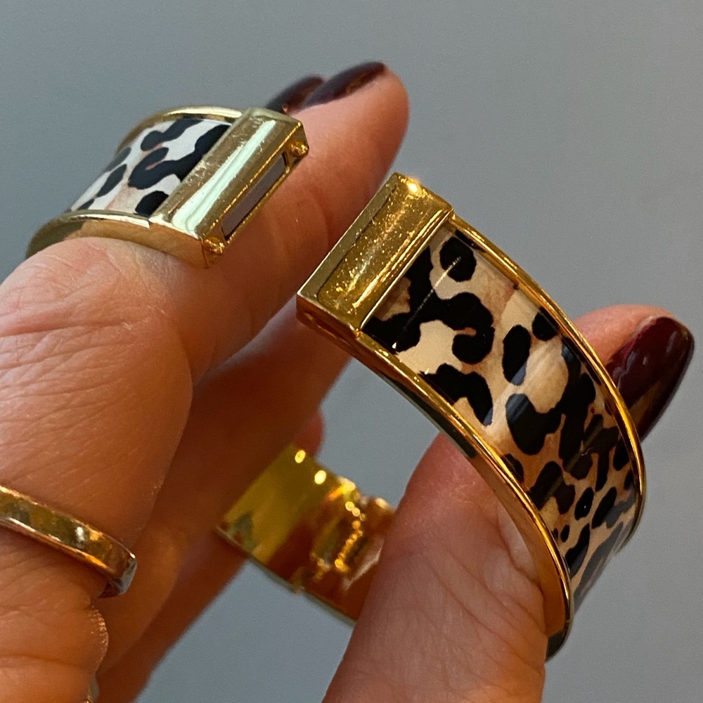 🚫SOLD OUT🚫Talbots Leopard Print Enamel Hinged Bangle Goldtone Bracelet - Picture 3 of 8